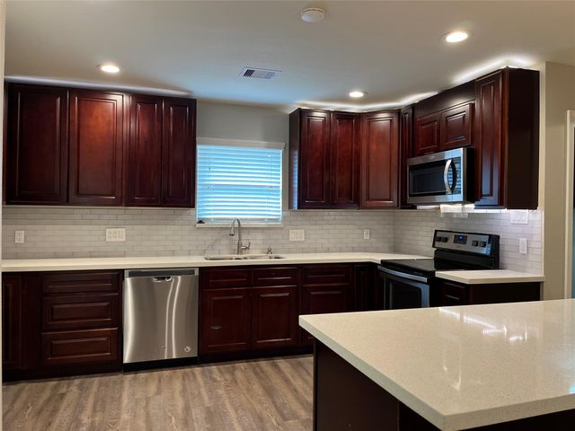 304 S Shadowbend Avenue, Friendswood, TX 77546