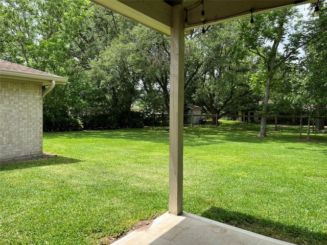 304 S Shadowbend Avenue, Friendswood, TX 77546