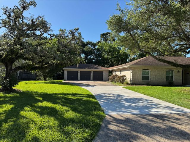 304 S Shadowbend Avenue, Friendswood, TX 77546