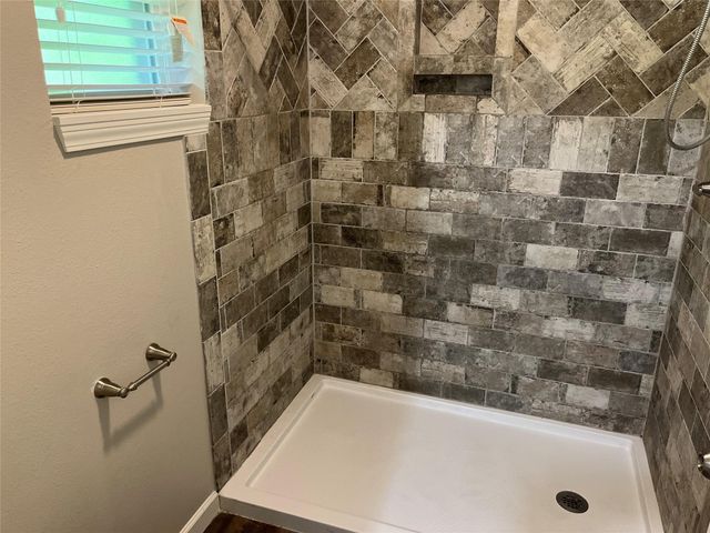 304 S Shadowbend Avenue, Friendswood, TX 77546
