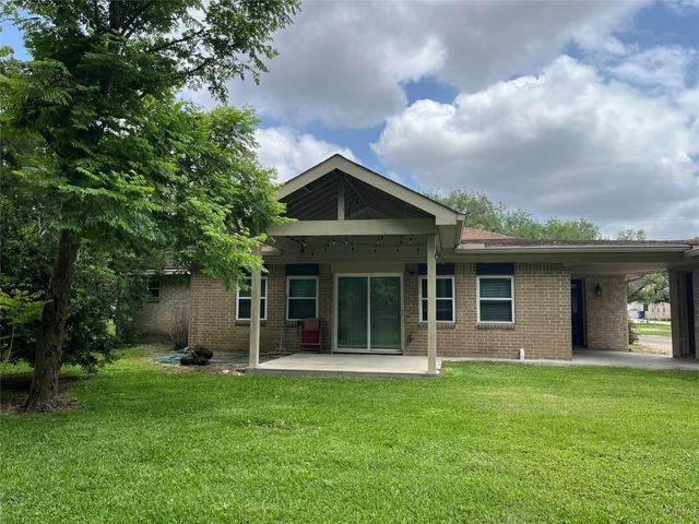 304 S Shadowbend Avenue, Friendswood, TX 77546