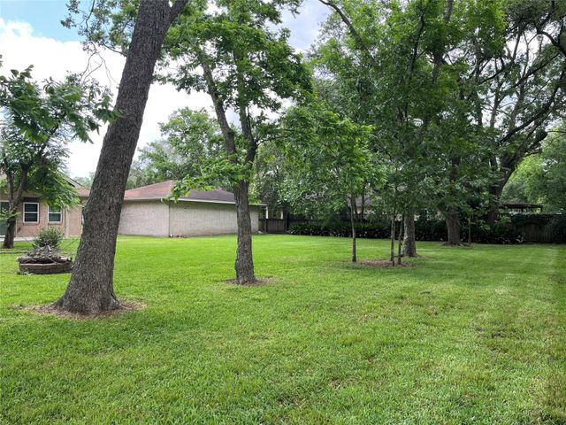 304 S Shadowbend Avenue, Friendswood, TX 77546