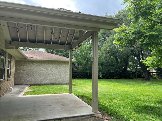 304 S Shadowbend Avenue, Friendswood, TX 77546