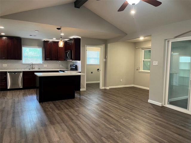 304 S Shadowbend Avenue, Friendswood, TX 77546