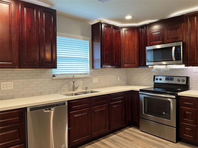 304 S Shadowbend Avenue, Friendswood, TX 77546