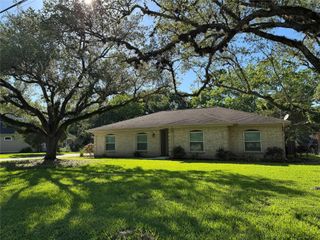 304 S Shadowbend Avenue, Friendswood, TX 77546