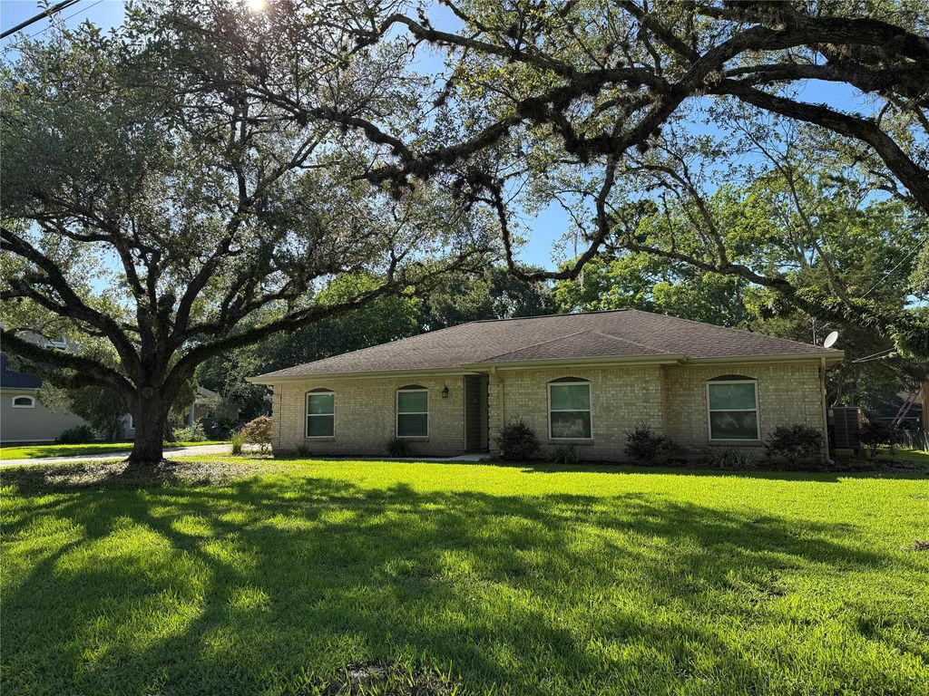 304 S Shadowbend Avenue, Friendswood, TX 77546