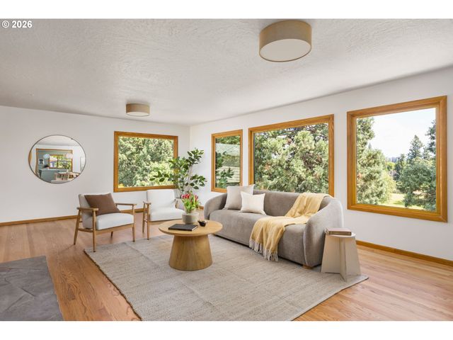 7300 Ne SACRAMENTO St, Portland, OR 97213