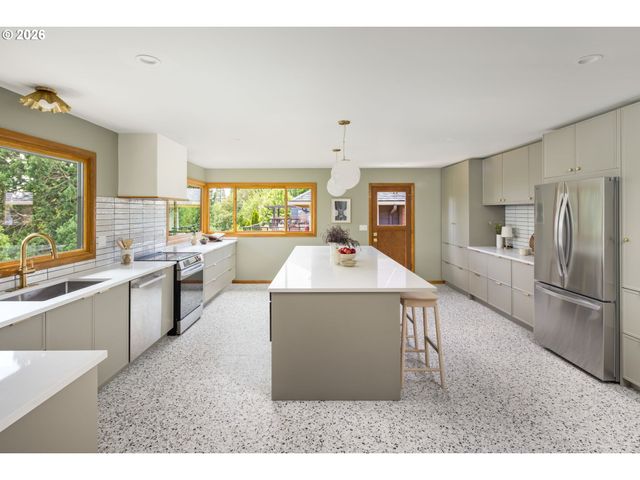7300 Ne SACRAMENTO St, Portland, OR 97213