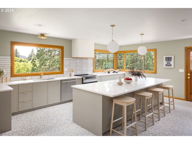 7300 Ne SACRAMENTO St, Portland, OR 97213