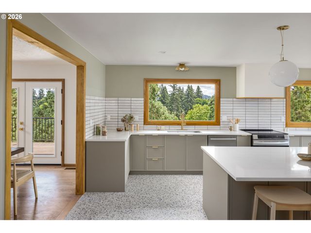 7300 Ne SACRAMENTO St, Portland, OR 97213