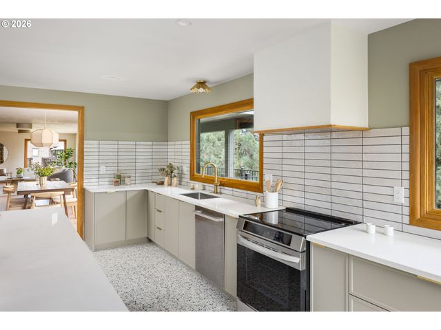 7300 Ne SACRAMENTO St, Portland, OR 97213