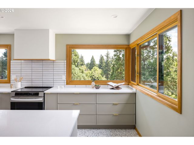7300 Ne SACRAMENTO St, Portland, OR 97213