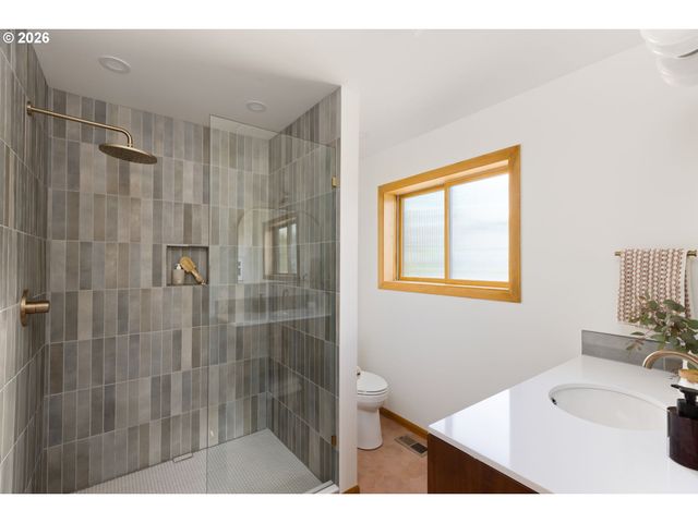 7300 Ne SACRAMENTO St, Portland, OR 97213