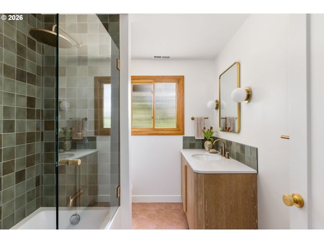 7300 Ne SACRAMENTO St, Portland, OR 97213