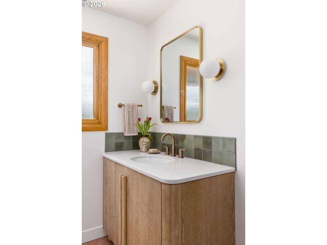 7300 Ne SACRAMENTO St, Portland, OR 97213