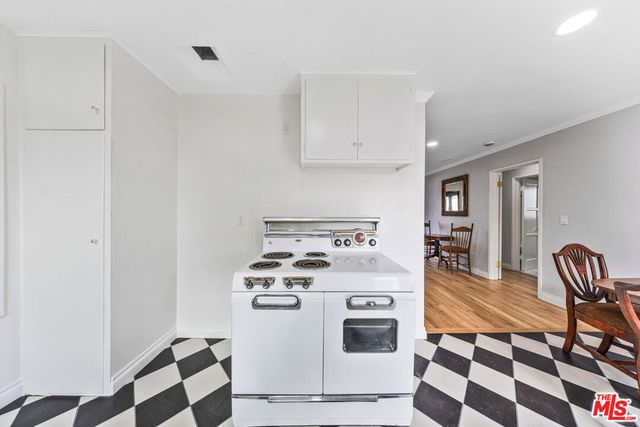 1926 Hauser Boulevard, Los Angeles, CA 90016