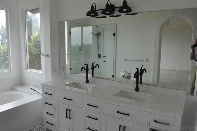 6135 Glenchester Row, La Jolla, CA 92037