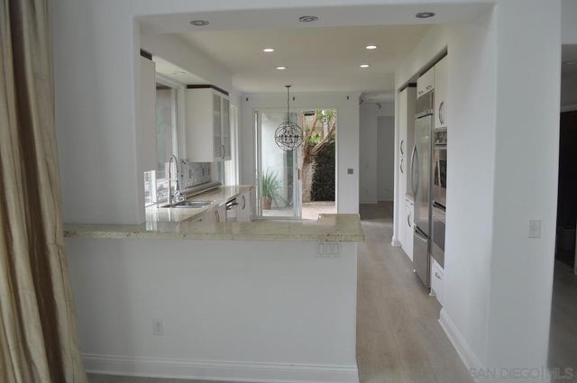 6135 Glenchester Row, La Jolla, CA 92037