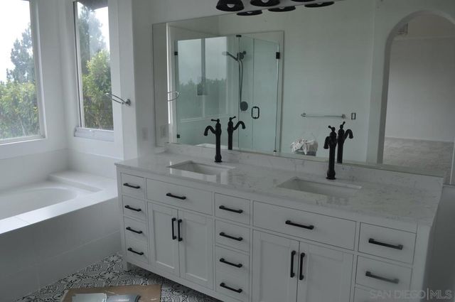 6135 Glenchester Row, La Jolla, CA 92037