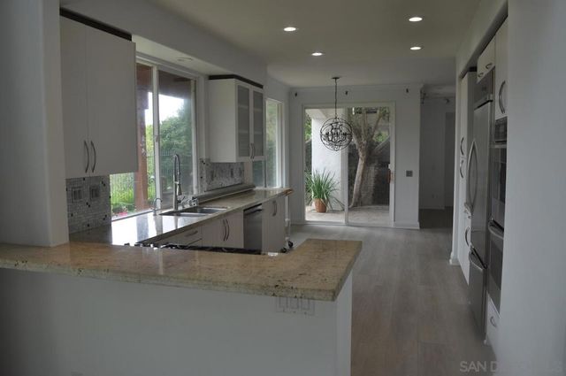 6135 Glenchester Row, La Jolla, CA 92037