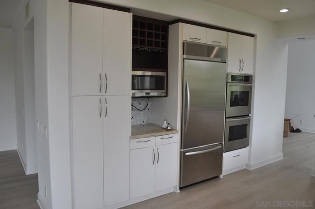 6135 Glenchester Row, La Jolla, CA 92037