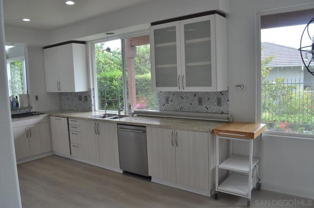 6135 Glenchester Row, La Jolla, CA 92037