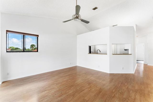 18 Vía De Casas Sur 205, Boynton Beach, FL 33426