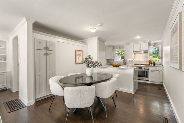 11 Oak St 45, Wellesley, MA 02482