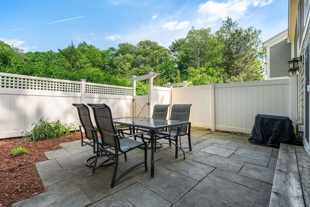 11 Oak St 45, Wellesley, MA 02482