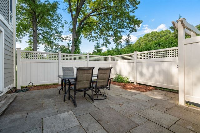 11 Oak St 45, Wellesley, MA 02482