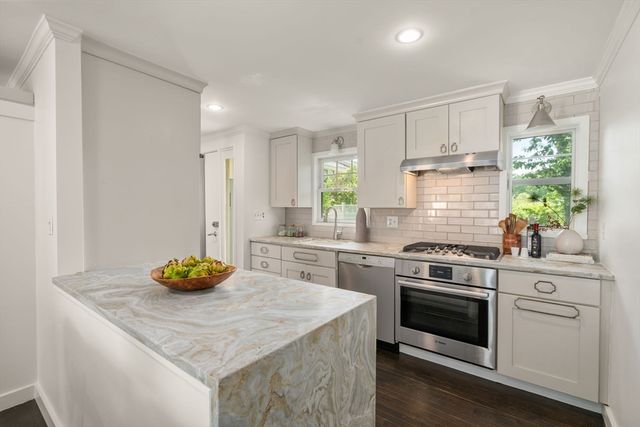 11 Oak St 45, Wellesley, MA 02482