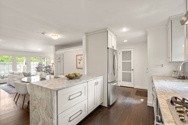11 Oak St 45, Wellesley, MA 02482