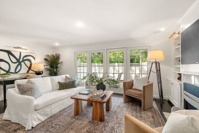 11 Oak St 45, Wellesley, MA 02482
