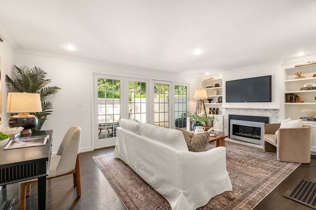 11 Oak St 45, Wellesley, MA 02482