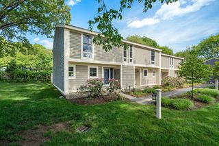 11 Oak St 45, Wellesley, MA 02482