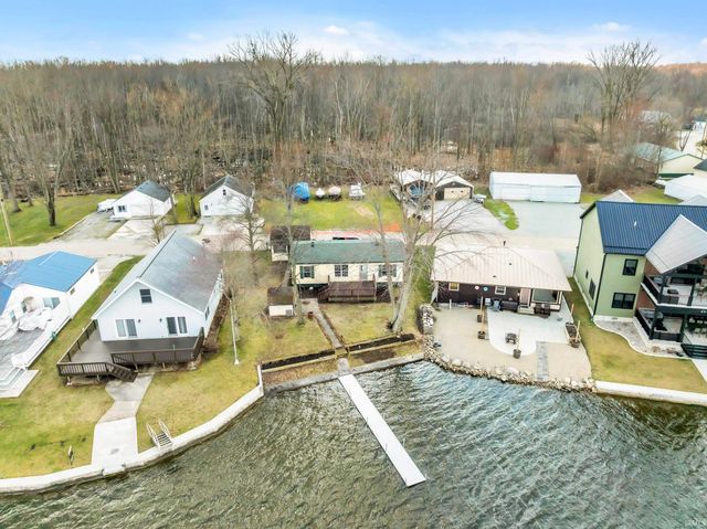 56 W Waldron Lake Drive, Wawaka, IN 46794