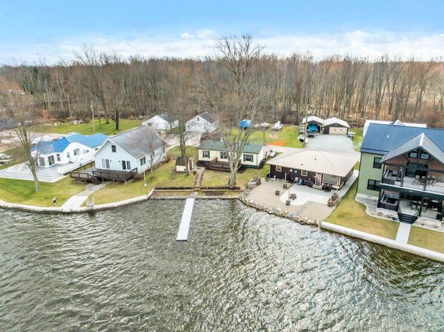 56 W Waldron Lake Drive, Wawaka, IN 46794