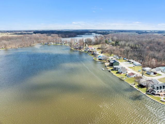 56 W Waldron Lake Drive, Wawaka, IN 46794