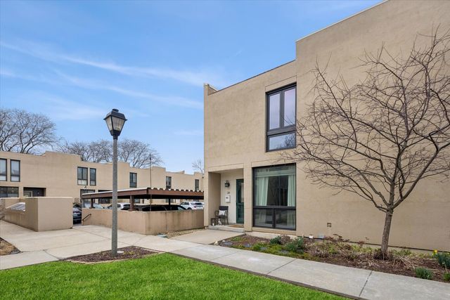 20 Oak Tree Court 20, Elmhurst, IL 60126