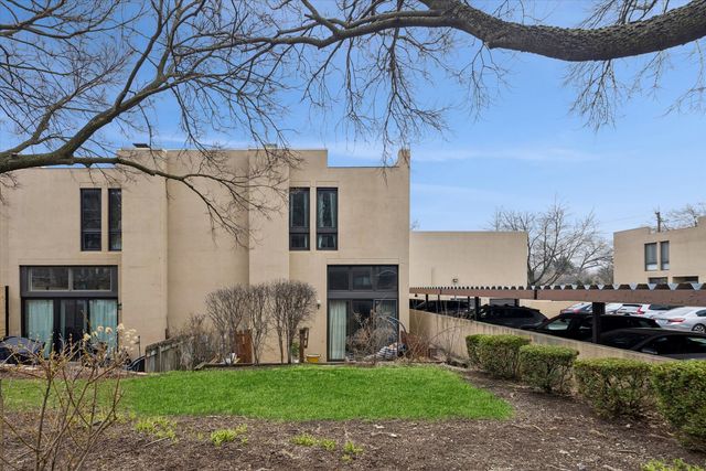 20 Oak Tree Court 20, Elmhurst, IL 60126