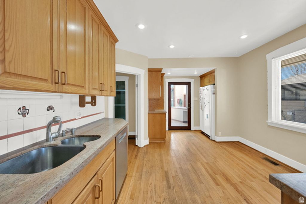Image 7 of property listing at 1024 E RAMONA AVE, Salt Lake City, UT 84105