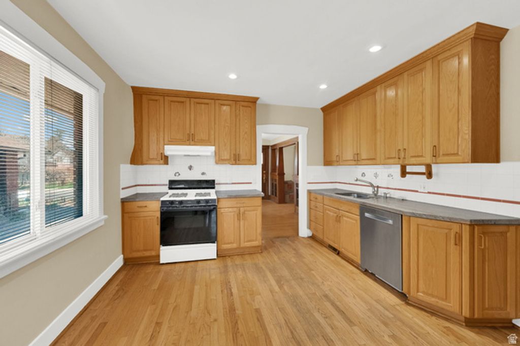 Image 8 of property listing at 1024 E RAMONA AVE, Salt Lake City, UT 84105