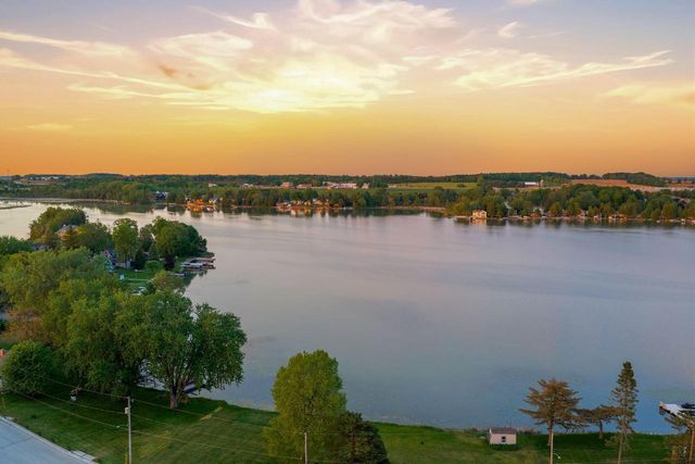 405 Lake DRIVE, Random Lake, WI 53075