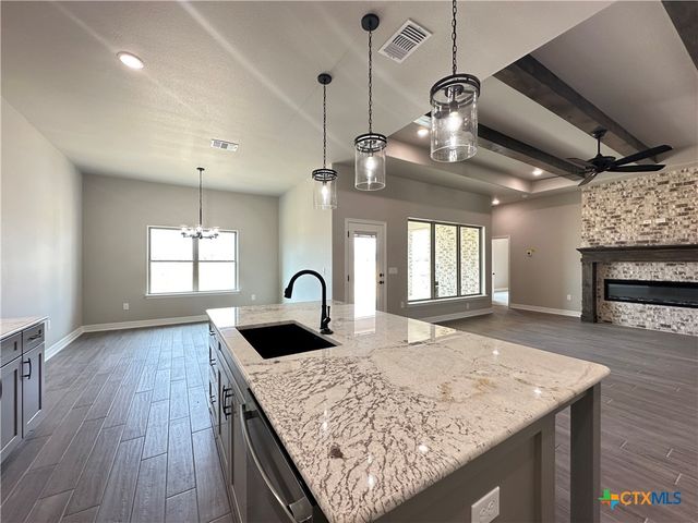 302 Lee Mays Boulevard, Troy, TX 76579