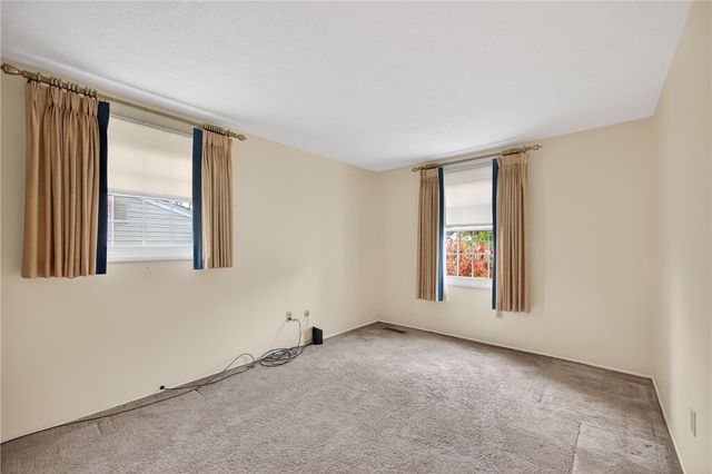 142 Thunderwood Dr, Bethel Park, PA 15102