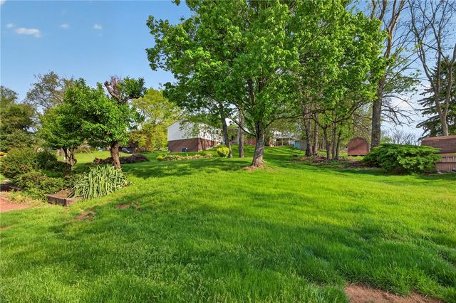 142 Thunderwood Dr, Bethel Park, PA 15102