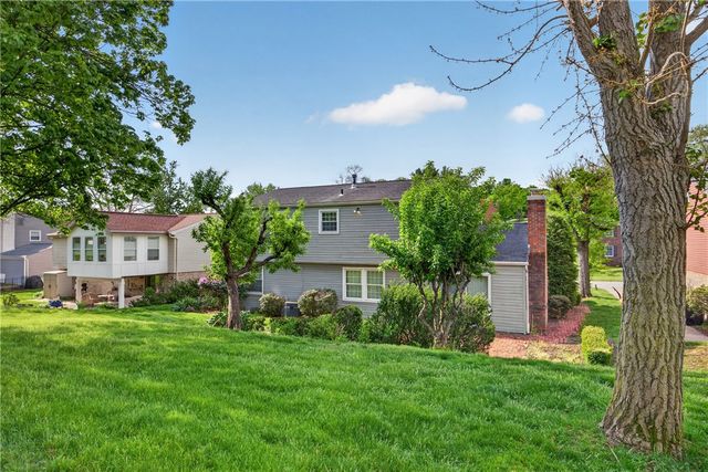 142 Thunderwood Dr, Bethel Park, PA 15102