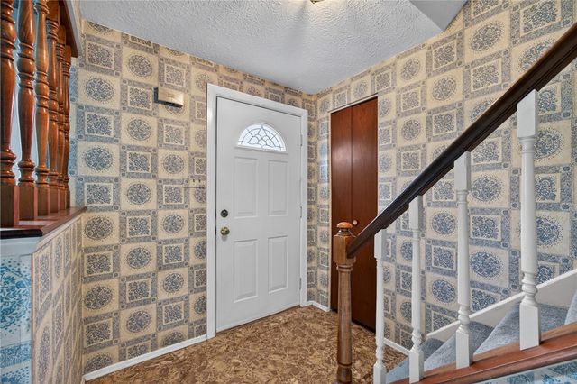 142 Thunderwood Dr, Bethel Park, PA 15102