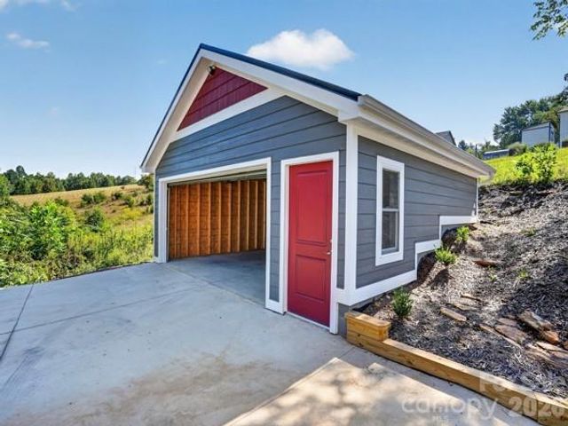 72 Jacks Paw Lane, Hendersonville, NC 28792